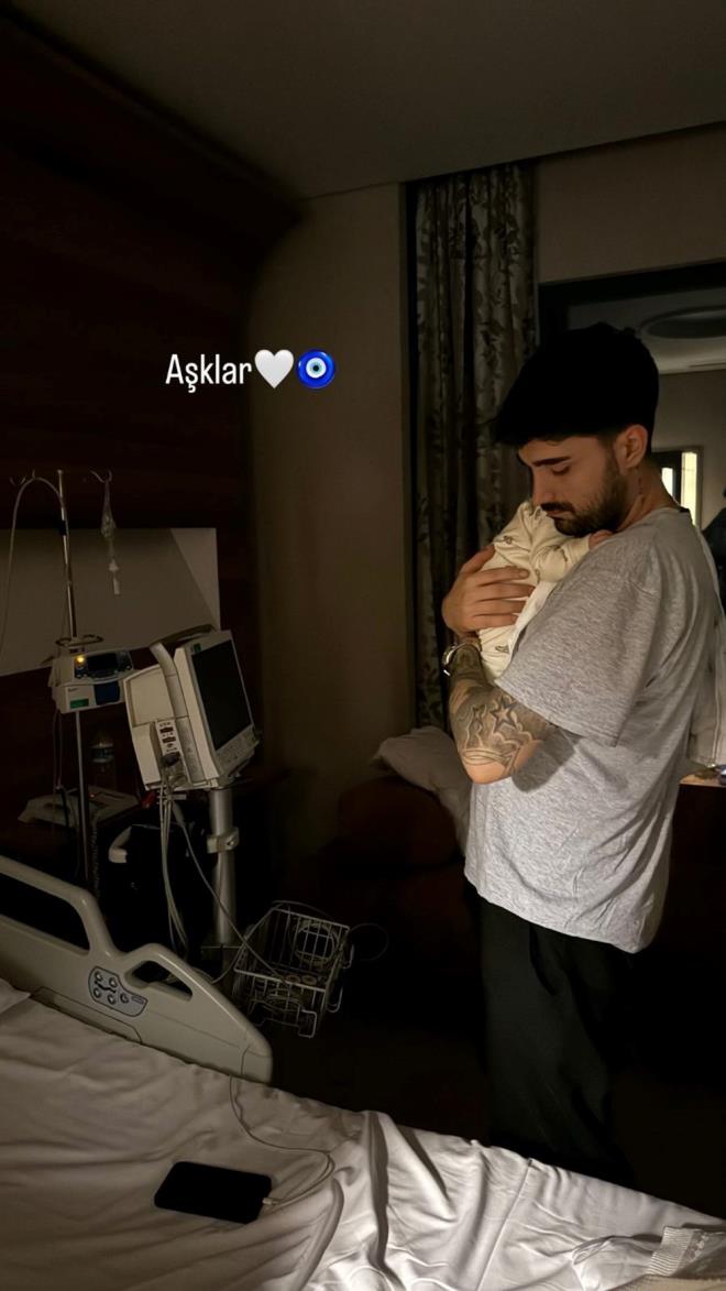 "AKLAR"  <p>  te yandan Yasemin efkatli, dn gece hastane odasnda da ei ve olunu fotoraflamt.  <p>  efkatli, do Tatlses ve Ayel'in pozuna "Aklar" notunu dmt.