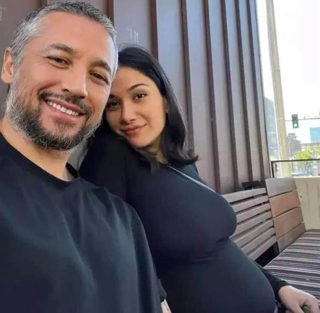 Oullarn kucaklarna alan ift yeni doan bebekleri ile ekildikleri kareleri paylatlar. O karelerdeki isim detay tepkilerin oda oldu.