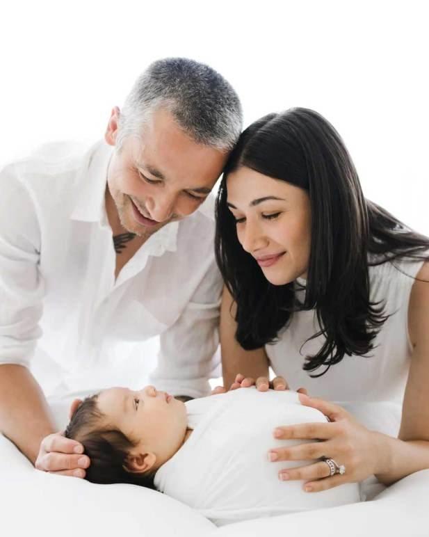 OLUNA VERD SM TEPK EKT!    Ei ve olu ile ekildii kareleri sosyal medya hesabndan "Ailemizin yeni yesi Imre Leon Mansz" notuyla paylaan nl futbolcuya tepki yad.