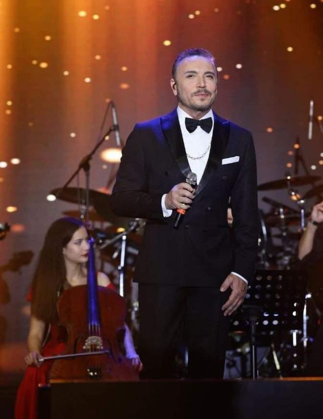 Son dnemlerde estetik operasyonlaryla magazin gndeminden dmeyen Cenk Eren, hayranlarna zen haberi duyurdu. Ameliyat olacan duyuran Cenk Eren, 'Nazar ettiniz' dedi.