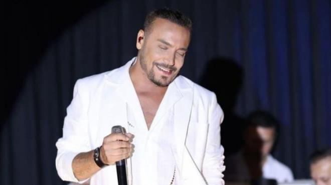 "Nazar dedirdiniz. Sa gzmde retina yrtlmas oldu. Sal gn (yarn) ok deerli hocam ameliyat edecek. Umarm her ey iyi olur, dualarnzla."