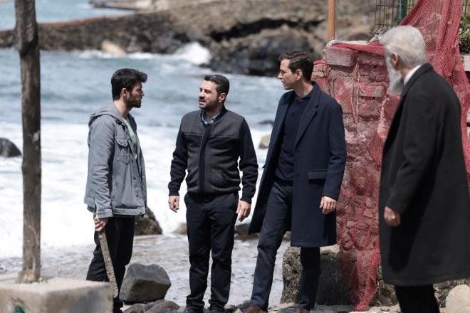 mer, Hakan, Tahir ve Reat; layda'nn tarif ettii adrese giderken, Gamze de elini ykamasn istedii Tayfun'u bir ekilde alt etti.    Her yer kilitli olunca kaamayan Gamze, mer'i arad. Telefon ekmedii iin doru dzgn konuamayan ikiliden mer, Tayfun'un evini buldu.