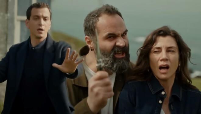 mer, Hakan, Tahir ve Reat; Gamze'yi kurtarrken, ikili birbirlerine ilan- ak edip sarld. O srada polis sireni sesini duyan Hakan, Nisa'nn telefonuna cevap verdi ve Gamze'yi bulduklarn herkesin iyi olduunu syledi.    Nisa ile konumann mutluluunu yaayan Hakan, Tayfun tarafndan bakland.