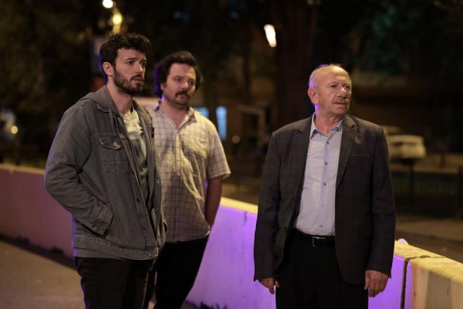 Gamze, Toygun'un neden kendisini setiini renmeye alrken; taksi durana giden mer de Gamze'nin Hakan'n taksisi ile karldn rendi.    Sadk' arayan mer, bir yere ayrlmamalar gerektiini Hakan ile karakola geleceklerini ifade etti.