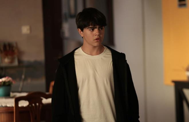 O srada Tuna da annesiyle ilgili bir eylerin ters gittiini anlaynca Sadk ona olanlar anlatt.