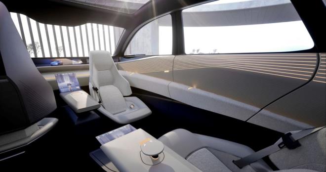 Dardan sradan gibi grnen bu coupe SUV ieride ise tamamen farkl bir konsepte geiyor.     180 derece dnebilen n koltuklar sayesinde drdnc seviye otonom sr annda arkadaki yolcularla sohbet edilebiliyor.