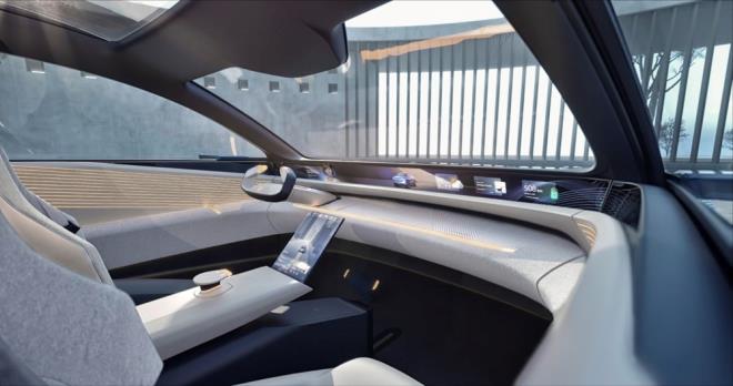 Dijital aynalarn kullanld arata, boydan boya uzanan kavisle ekranla birlikte ortada dikey konumlandrlm bir ekran daha yer alyor.