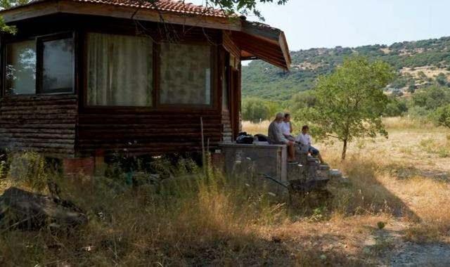 Bir arsa iinde tek katl bir ahap evde yaayan usta oyuncu ocukluundan beri srekli srgn halinde yaadn anlatarak "Biz geldiimizde sadece eekler vard. Ama bir uykusu var, Bingl'de yaylada yatyorsun..." dedi.