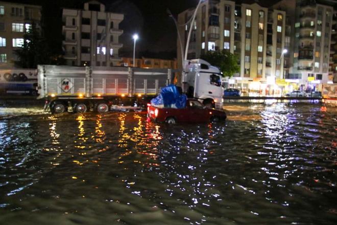 Otomobiliyle mahsur kalan bir kii ve iki ocuu vatandalarn yardmyla kurtarld.    ehit Mehmet etin Kprl Kava yaknlarnda ise yoldaki su birikintisi nedeniyle duran otomobile tr arkadan arpt, kazada 2 kii yaraland.    Uak Belediyesi itfaiye ekipleri, ev ve i yerlerinden su tahliyesi yapt.    Baz vatandalar tkanan mazgallar kendi imkanlaryla amaya alt.