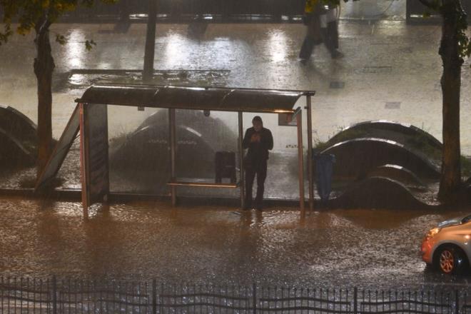 METEOROLOJ'DEN 28 LE UYARI    Meteoroloji Genel Mdrl'nden yaplan aklamaya gre, 1 Mays'ta sabah saatlerinden itibaren Ankara ve Konya evreleri ile Eskiehir'in dousunda, le saatlerinden itibaren Karaman, Aksaray, Nide, Nevehir, Krehir, Kayseri, Sivas, Yozgat, Krkkale ve ankr evrelerinde gk grltl, aralkl ve yerel kuvvetli saanak ngrlyor.    Mersin, Adana, Hatay, Osmaniye, Kahramanmara, Gaziantep ve Kilis evrelerinde bu gece saatlerinden, anlurfa ve Adyaman evrelerinde ise yarn le saatlerinden itibaren aralkl ve yerel kuvvetli saanak bekleniyor.    Bolu, Dzce ve Zonguldak evrelerinde yarn sabah saatlerinden itibaren, Karabk ve Bartn evreleri ile Kastamonu'nun i kesimlerinde le saatlerinden itibaren aralkl ve yerel kuvvetli saanak ngrlyor.