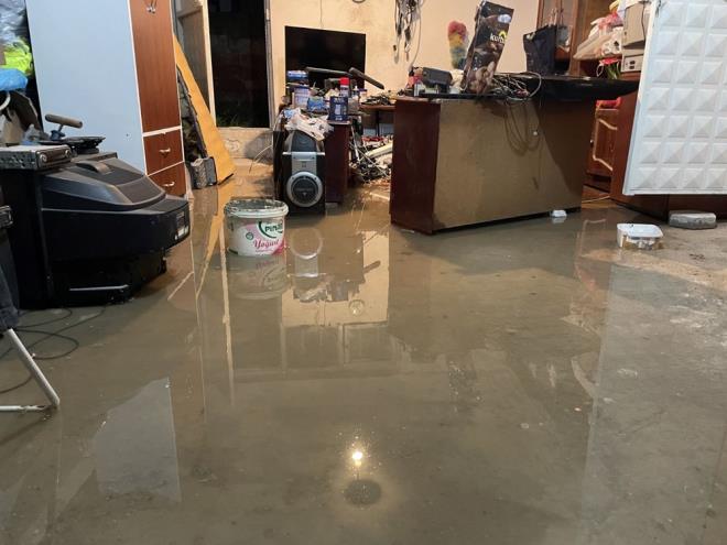 Youn ya nedeniyle irintepe Mahallesi lkmen Sokak'ta bulunan baz evlerin zemin katlarn ve garajlarn su bast.    Vatandalar kendi imkanlar ile su birikintisini tahliye etmeye alt. hbar zerine blgeye gelen itfaiye ekipleri de tahliye almalarna destek verdi.    Srcler, saanak nedeniyle ilerlemekte glk ekti, trafikte aksamalar yaand. Ankara-Eskiehir kara yolu zerinde biriken su Karayollar ekiplerince tahliye edildi.    Trafik polisleri, srceleri dikkatli olmalar konusunda uyard.