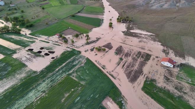 Selden dolay blgedeki tarm arazileri sular altnda kald.    Mahallelere ulam salayan yollarda ise hasarlar olutu.    Su basknlar nedeniyle AFAD ve itfaiye ekipleri blgede alma balatt.