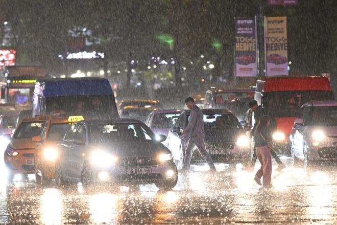 ANKARA VALS AHN: CAN KAYBI YOK    Ankara Valisi Vasip ahin, yapt aklamada u ifadelere yer verdi:    "Bu akam ilimizde meydana gelen youn yalardan dolay vatandalarmzn madur olmamas iin tm ekiplerimiz sahada ve grevleri banda. u ana kadar herhangi bir can kayb bulunmamaktadr."