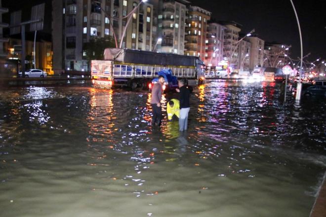 UAK'TA SAANAK VE DOLU    Kent merkezinde akam saatlerinden itibaren etkili olan saanak nedeniyle su birikintileri olutu, baz aralar yolda kald.    Saanak nedeniyle Uak - zmir kara yolu geici olarak trafie kapatld.    Otogar kava yaknlarnda ok sayda ara suda mahsur kald.