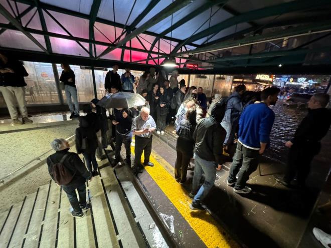 Saanaktan etkilenen baz vatandalar otobs duraklarna ve metrolara snrken, Beevler metro istasyonunu da su bast, yolcular bir sre istasyonda mahsur kald.    Baz alt geitlerde oluan su birikintisi nedeniyle polis ekipleri giri ve klar kapatarak, gvenlik nlemleri ald, trafik yan yollardan verildi. Yollarda kalan baz aralar ekici yardmyla kaldrld.    Etkili saanak nedeniyle Ankara Bykehir Belediyesi Afet Koordinasyon Merkezine ok sayda ihbar geldi.    Baz vatandalar evlerden kendi imkanlaryla su tahliye etti.