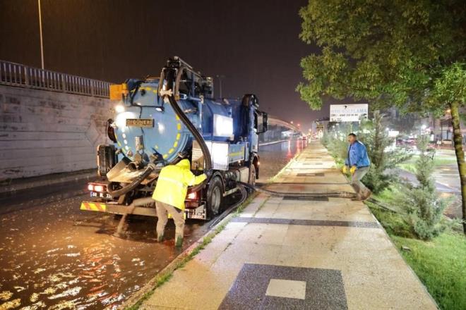 l Jandarma Komutanl belde ve kylerde gvenlik nlemleri alrken l Afet Acil Durum (AFAD) Mdrl ekipleri hummal bir alma balatt. ehir merkezinde de etkili olan saanak hayat olumsuz etkiledi. Baz yollarda su birikintileri oluurken trafikte de ksmen aksamalar yaand.    Meteorolojinin uyars zerine hazr kta halinde teyakkuzda bekleyen Aksaray Belediyesi, 8 ayr mobil vidanjrler ile ehir genelinde hummal bir alma yapt. Yollardaki sular ekilerek herhangi bir olumsuzlua geit verilmezken, belediye ekipleri ayrca 2 ayr binann bodrum katndaki su basma olayna da mdahale ederek vatandalara yardmc oldu.    ehir genelinde ya halen devam ederken ekiplerin almalar da aralksz devam ediyor.