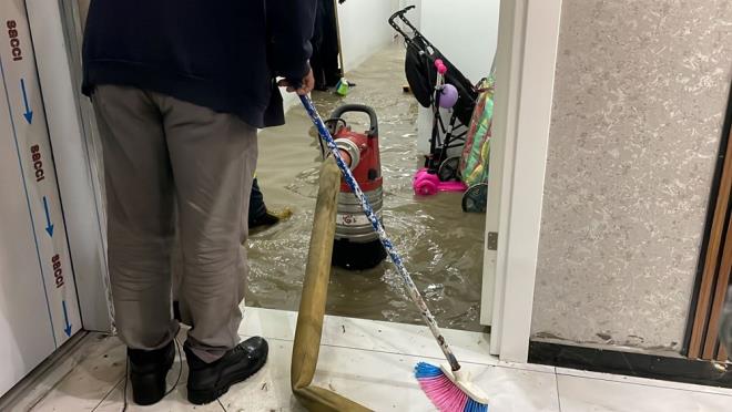 ESKEHR'DE SAANAK ETKL OLDU    Saanak nedeniyle baz cadde ve sokaklarda su birikintileri olutu, yayalar ve srcler zor anlar yaad. Tramvay seferlerinde bir sre aksama oldu.