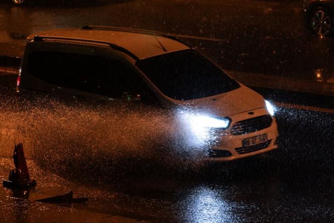 ANKARA    Akam saatlerinde etkili olan gk grltl saanak hayat olumsuz etkiledi. Youn ya, kentin baz blgelerinde su basknlarna yol at.    Keiren'de vatandalar, sel sular nedeniyle zor anlar yaad. lede birok cadde ve sokakta youn su birikintileri olutu, aralar yolda, ev ve i yerleri su altnda kald.    Sincan ve Yenimahalle'de de su basknlar yaanrken, saanak baz mahallelerde elektrik kesintilerine neden oldu.