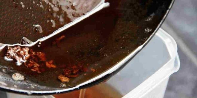 ?Sevilerek yenilen kzartmalar salmz tehlikeye atar m?? sorusu yllardr tartlmaktadr. Salmza zararl olan esas ey kzartma deil, kullanlan yadr. Kzartma yalar birden ok kez kullanldnda, eer ki iki kullanm arasndaki zaman fazlaysa kesinlikle kanserojendir.