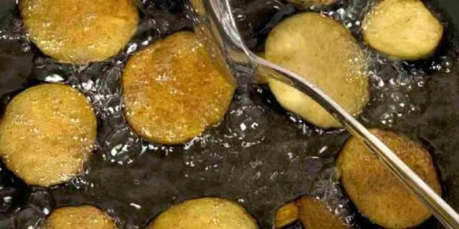 Bo kalori eklemenin yan sra, yiyecekleri derin yada kzartmak genellikle ayn yan kzartma iin yeniden kullanlmasn gerektirir. Yeniden kullanlmas, yan doal antioksidanlarnn ve salk yararlarnn ounu ortadan kaldrmasna ramen, hem evlerde hem de restoranlarda yaygn bir uygulamadr. Yeniden kullanlan ya ayrca akrilamid, trans ya, peroksitler ve polar bileikler gibi zararl bileenler de ierebilir.? dedi.