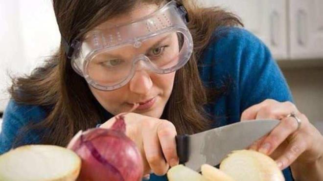 Bunu engelleyen en etkili yntemlrden biri soan dondurucuya koymaktr. Evet yanl duymadnz soan doramadan nce dondurursanz dorarken ortaya kan yar toksik kimyasallarn ortaya kmasn engelleyebilirsiniz.