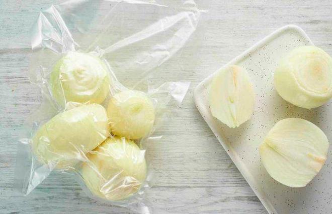 Soan dondurucuda saklamak isteyen ev hanmlar genelde soan dorayp hava almayan buzdolab poetlerine koyuyor.