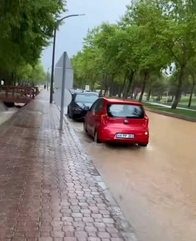 Yayalar yrmekte zorlanrken, blgede biriken sularn tahliye ilemleri iin alma balatld.