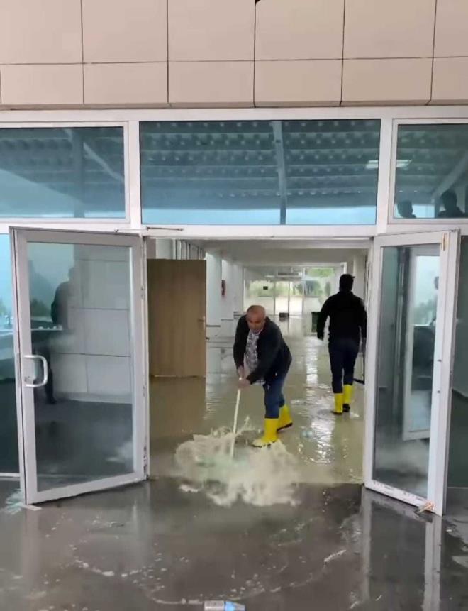 Ya ile kentte caddeler su ile dolarken, aralar su birikintileri nedeniyle trafikte uzun kuyruklar oluturdu.  nn niversitesi Yerlekesi?ndeki ktphaneyi su bast.