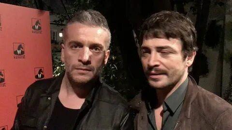 Sonrasnda bir anda Seluk Aydemir ile Ahmet Kural Murat Cemcir'den habersiz arka planda i eviriyorlar.