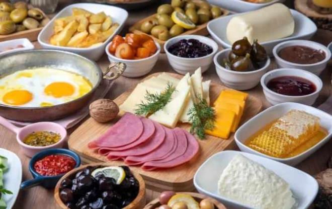 Akiyama, Japon ocuklarn kahvaltda yarm dzine yumurta yedii iddiasn yalanlad ve ocuklarn daha ok tost, omlet, ekmek, Japon geleneksel yemeklerinden onigiri yediini syledi.