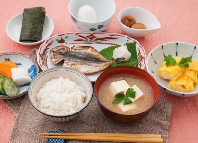 Bu komplo teorisine kar ise Gney Kore ve Japonya gibi Uzak Dou lkelerinin beslenme alkanlklar rnek gsterildi.