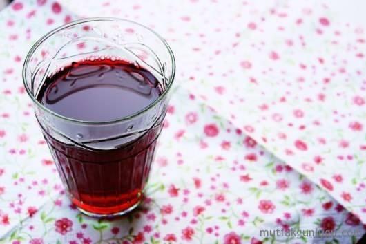 Uykusuzlukla mcadelede etkili olan vine suyu, doal melatonin ieriiyle uyku dzenini dzenliyor ve sindirim sisteminin dzenli almasn salayarak sindirim saln destekliyor.