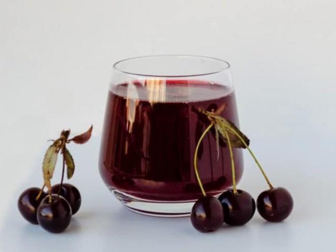 Birok faydas olan vine suyu, ierdii antioksidanlar sayesinde serbest radikallerle mcadele ederek hcresel hasar azaltyor ve yalanma srecini yavalatyor.