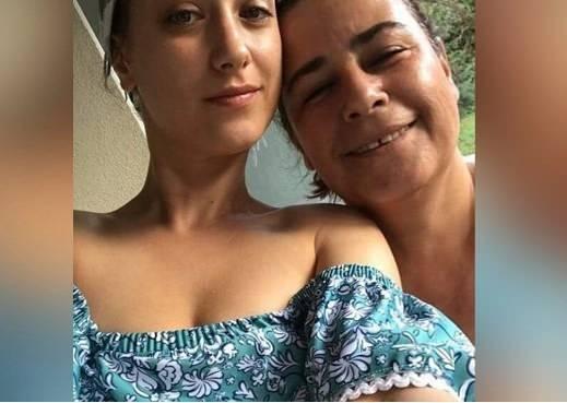 Hazal Kaya'nn annesi Ayegl Kaya'nn avukat olduu ve bir sre kanser tedavisi grd biliniyor.