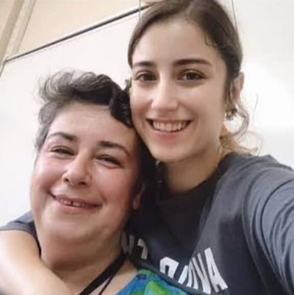 nl oyuncunun annesi Ayegl Kaya, stanbul Balat'taki evinde oturan kiracsyla sokak ortasnda tartt.