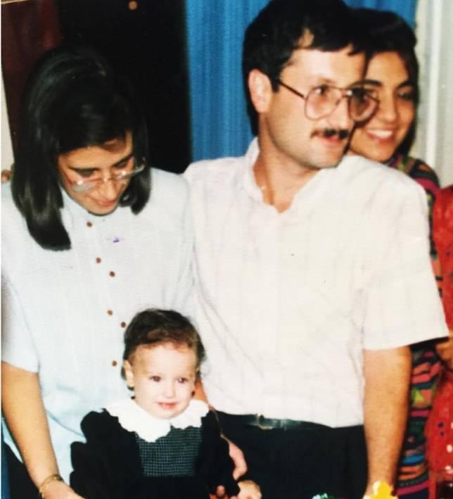 lgna dnen Kaya, apartmann nnden st kattaki kiracsna bararak tartmaya balam. Gnaydn'n haberine gre; evin deerinin 15 bin lira olduunu ve daha azn kabul etmediini syleyen Kaya, "Ya 15 bin lira yatr ya da k. Bo yere evimi igal etme" dedi.