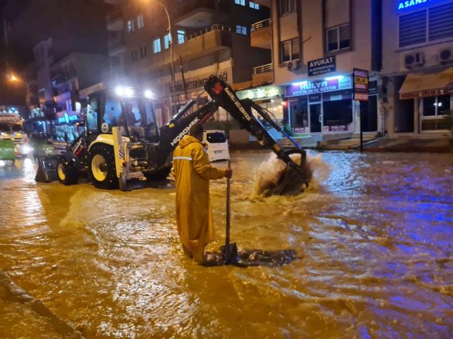 OSMANYE'DE SAANAK, HAYATI OLUMSUZ ETKLED    Etkili olan saanak nedeniyle Kadirli'nin merkezindeki cadde ve sokaklarda oluan su birikintileri nedeniyle ara srcleri zor anlar yaad, baz aralar ise arzalanarak mahsur kald.    Baz yollar, oluan su birikintileri nedeniyle ulama kapatlrken, birok ev ve i yerinin giri ve bodrum katlarn su bast.    Kadirli Belediye Bakan Mustafa Mert Olcar ekiplerin almalarn yerinde incelerken, itfaiye ve AFAD ekipleri, biriken sular tahliye etmek iin almalarn srdryor.