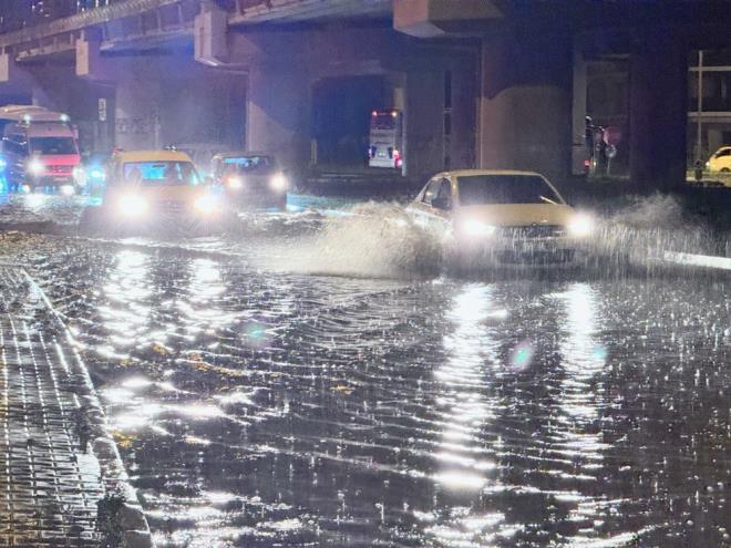 DZCE'DE SAANAK VE KUVVETL RZGAR ETKL OLDU    Akam etkisini gsteren saanak ve kuvvetli rzgar nedeniyle baz i yerlerinin darda duran sandalye ve masalar ile emsiyeleri devrildi.    Darc Mahallesi'ndeki ehirler aras otobs terminali giriinde ve alt geitte su birikintisi olutu. Baz aralar, kaldrmlarn zerine kadar taan su nedeniyle glkle ilerledi.    Ya nedeniyle kent merkezinde ara trafii olutu.