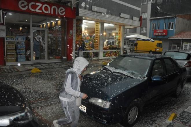 EDRNE'DE DOLU YAII    Kean beklenmedik bir ekilde etkili olan dolu ya, ehirde hayat olumsuz etkiledi.    Ani ya ile birlikte cadde ve sokaklar beyaz brnrken, dolu yandan korunmaya alan vatandalar, en yakndaki iyerlerine girmeye alt.    Baz vatandalar, kafalarna koli geirerek yoluna devam etmek istedi. Dolu yann ardndan kentte saanak yamur balad.
