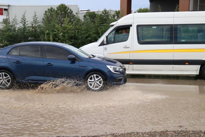 BURSA'DA SAANAK ETKL OLDU    Osmangazi ilesinin kuzey kesimlerinde ya nedeniyle cadde ve sokaklarda su birikintileri olutu. Srclerle yayalar ilerlemekte glk ekti. Birok mahalledeki baz ev ve i yerlerini su bast.    Ovaaka Merkez Mahallesi'deki alt geitte su birikmesi sonucu iki ara mahsur kald. Aralar, i makinesi yardmyla bulunduklar yerden karld.