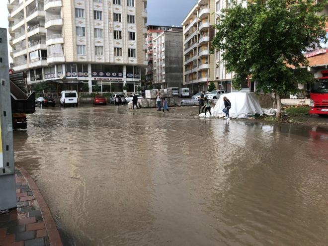 SRT?TE SAANAK: CADDE VE SOKAKLAR SUYLA DOLDU    Meteoroloji 15?inci Blge Mdrl?nn kuvvetli ya uyarsnn ardndan, kent merkezinde le saatlerinden itibaren saanak etkili oldu. Saanak nedeniyle baz cadde ve sokaklar suyla doldu.    Yaa hazrlksz yakalananlar zor anlar yaad, trafikteki srcler de ilerlemekte glk ekti.