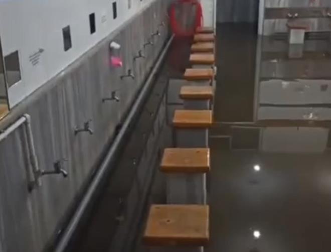 KKEKMECE?DE CAMNN ADIRVANINI SU BASTI    Etkili olan iddetli yan ardndan giderleri tkanan caminin adrvann ve tuvaletlerini su bast.    Cami cemaati tarafndan su tahliyesi yaplrken, sularn ekilmesiyle birlikte adrvan ve tuvaletler vatandalar tarafndan temizlendi.