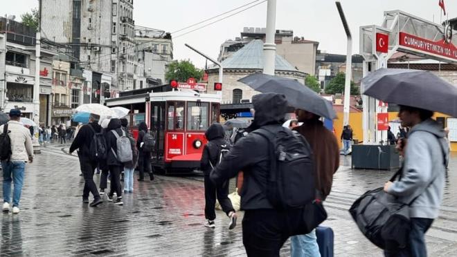 STANBUL'DA SAANAK YAI ETKL OLDU    stanbul'daki yal hava, Taksim'de de etkili oldu.    Baz turist ve vatandalar yamurdan emsiye ve yamurluk ile korunurken, hazrlksz olanlar ise slanmaktan kaamad.