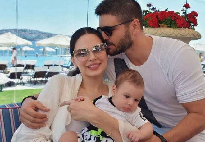 ocukluundan beri bakmaya kar hassas olduunu syleyen Sayman, "Eime ya da bana birisi bakt zaman sinirlerim bozuluyor. Bir trl onu aamadm" dedi.