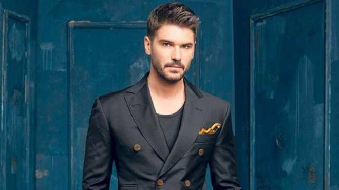 nl oyuncu "Dar karken ein ksa sevmediin bir kyafet giyerse ne yaparsn?" sorusuna "Giymez ama zaten giymez de" diye cevap verdi. Sayman'a gre her elbisenin bir yeri var, her yerde her elbise giyilmez.