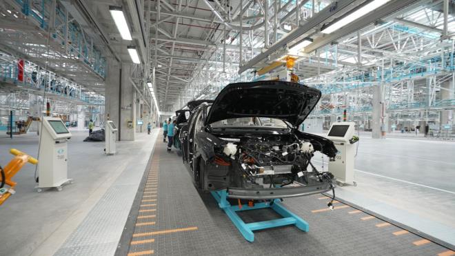 Nisanda 3 bin 3 adet satlan Togg, en yakn rakibine 2 bin 264 adet fark att.  <p>  Bu dnemde Togg'un elektrikli otomobil pazar pay yzde 49,25 olarak kaytlara geti. Bir dier ifadeyle satlan her 2 elektrikli otomobilden 1'i Togg T10X oldu.<br>    Yln 4 aylk verilerine bakldnda ise Togg'un elektrikli satlarnda pazar pay 7 bin 148 satla yzde 35,29 seviyesinde gerekleti.