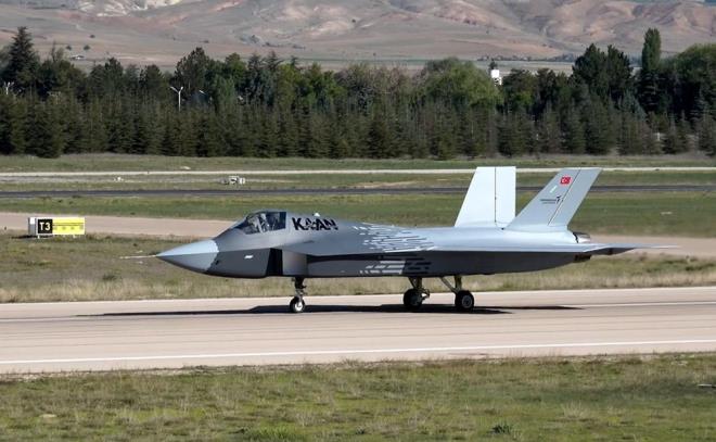 KAAN, bugn ikinci kez havaland. KAAN, ikinci test uuunda 14 dakika havada kalarak, 10 bin feet irtifa ve 230 knot hza ulamay baard. KAAN'n test pilotlar ve proje ekibi ile bir araya gelen Savunma Sanayii Bakan Haluk Grgn, Trk havaclk tarihinin Trk savunma tarihinin nemli gnlerinden birine daha ahitlik ettiklerini syledi. Grgn, "nsanl sava uamz bugn ikinci uuunu yapt, ilk uuunu 21 ubat?ta tamamlamt. lk uuta uu ncesi planlanan uuu baaryla gerekletirmiti.