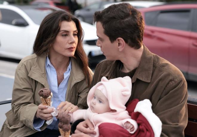 KIZLARI GNE KUCAKLARINDA    Son sahnede ise Kz Kulesi karsnda kzlar Gne ile oturan mer ve Gamze'nin mutluluu gze arpt.