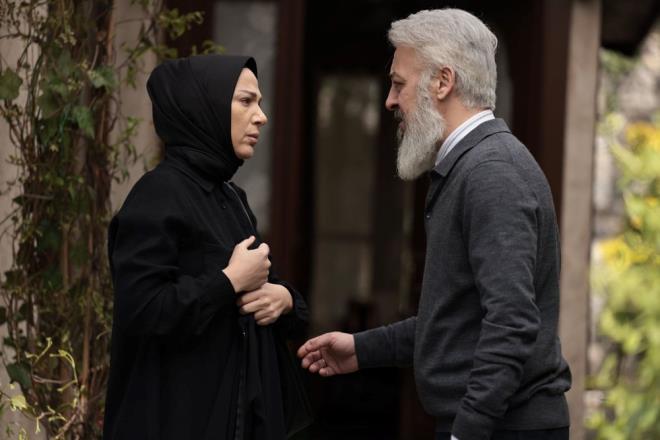 EK EV TERK ETT    Gamze, olu Tuna iin eve dnerken; mer, Reat ve Tahir de Samet'i topraa verdi. Yalnz kalmak isteyen Reat, gitmek isteyen Nurhayat'a "Acele etme" deyince Nurhayat da ona "Kal dersen kalrm" dedi. Bunu duyan iek evi terk ederken; Reat onu durduramad.    Taburcu olan Hakan' alp gelen mer ise Melek'ten olanlar duyunca oke oldu.