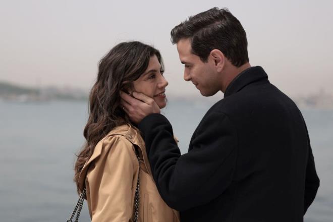 MER'N DN STE    O srada ailesinin geliiyle onlara sarlan Gamze, mer ba baa konumak isteyince onun yanna gitti. Gamze'ye sylediklerinde ciddi olup olmadn soran mer, onu gelinlikle grmek istediini syledi.    Ksa bir gelinlik giyeceini ve srf mer istedii iin duvak takacan syleyen Gamze, hala bir arklar olmadn hatrlatt.